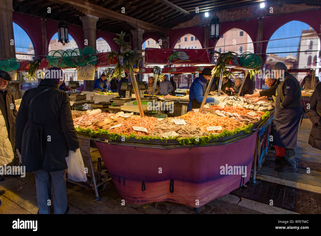 Il tradizionale mercato accanto al Canal Grande e al Ponte di Rialto, Venezia, Italia Foto Stock