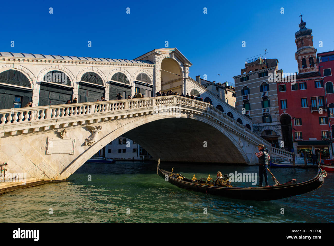 Gondola passando sotto il ponte di Rialto (Ponte de Rialto) attraverso il Grand Canal, Venezia, Italia Foto Stock