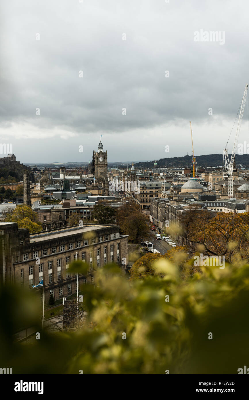 Vista su Princes Street, Monumento Scott e chiesa parrocchiale come catturata dal vecchio osservatorio House di Edimburgo (Scozia, Regno Unito, Europa) Foto Stock