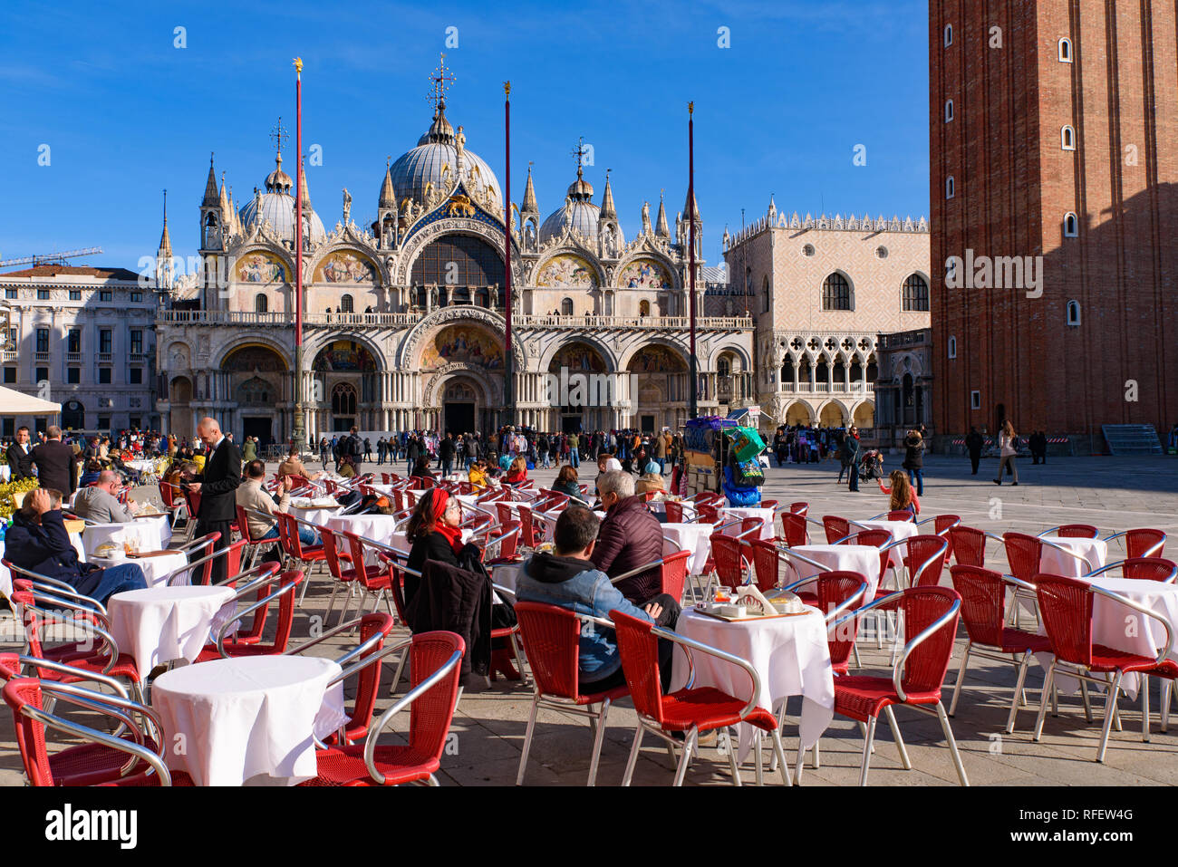 Sala da pranzo esterna sedi in corrispondenza di Piazza San Marco (Piazza San Marco), Venezia, Italia Foto Stock