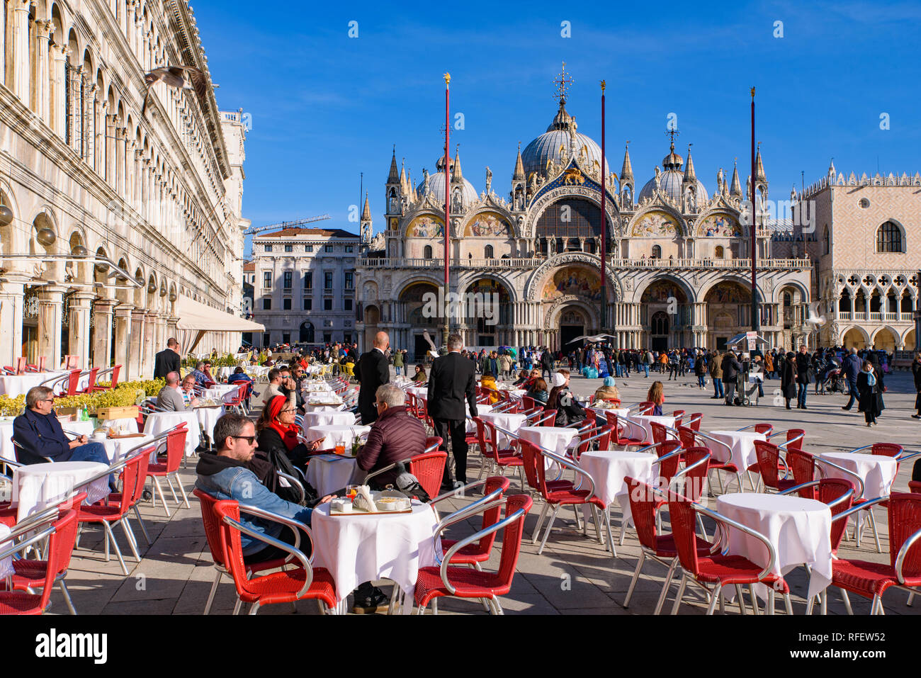 Sala da pranzo esterna sedi in corrispondenza di Piazza San Marco (Piazza San Marco), Venezia, Italia Foto Stock