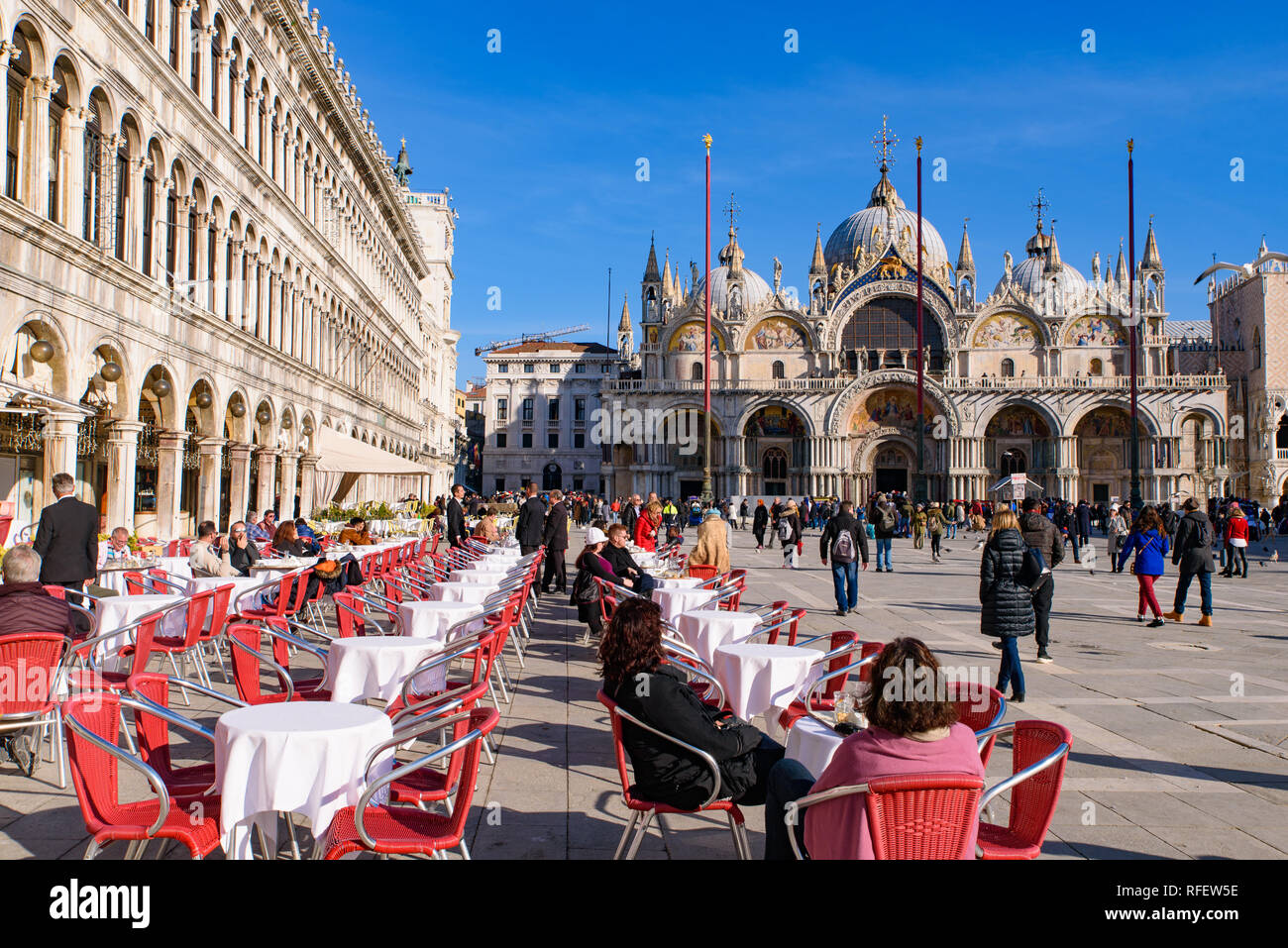 Sala da pranzo esterna sedi in corrispondenza di Piazza San Marco (Piazza San Marco), Venezia, Italia Foto Stock