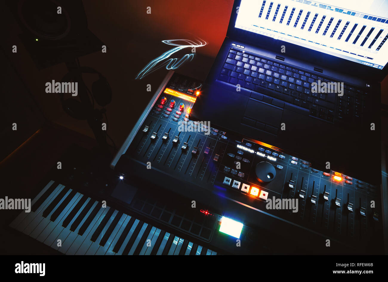 Moderne attrezzature musicali, console di mixaggio, portatile e la tastiera. Foto Stock