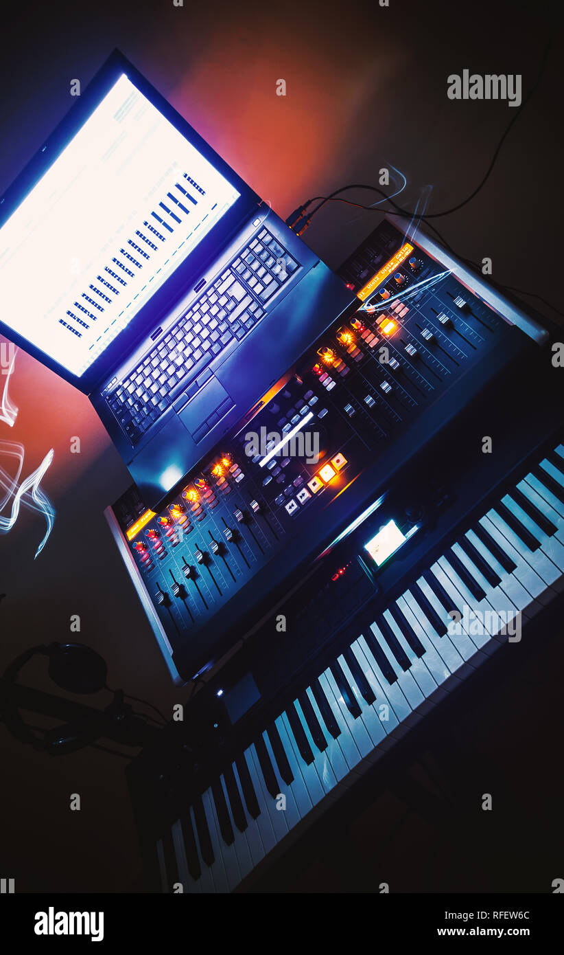Moderne attrezzature musicali, console di mixaggio, portatile e la tastiera. Foto Stock