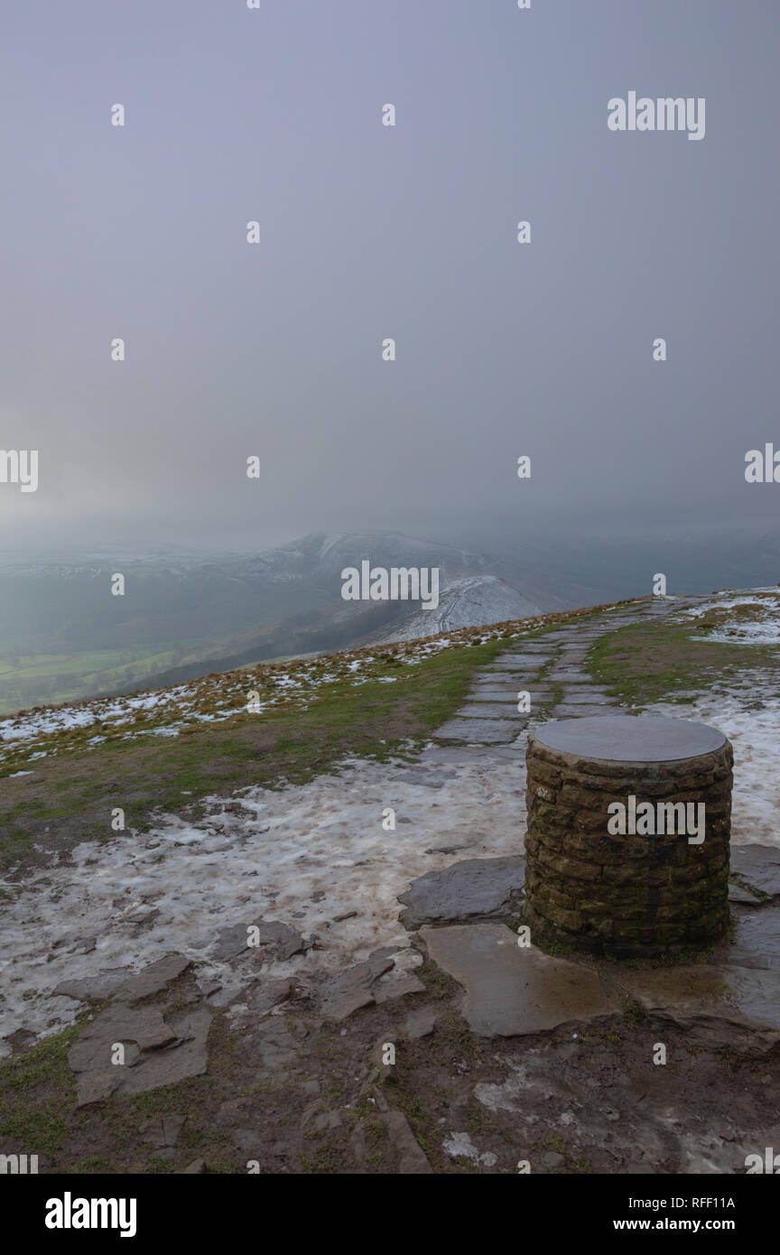 Guardando verso il basso dal perdere Hill, oltre il punto di innesco al suo picco, nella speranza Valley, Peak District, Derbyshire, Regno Unito Foto Stock