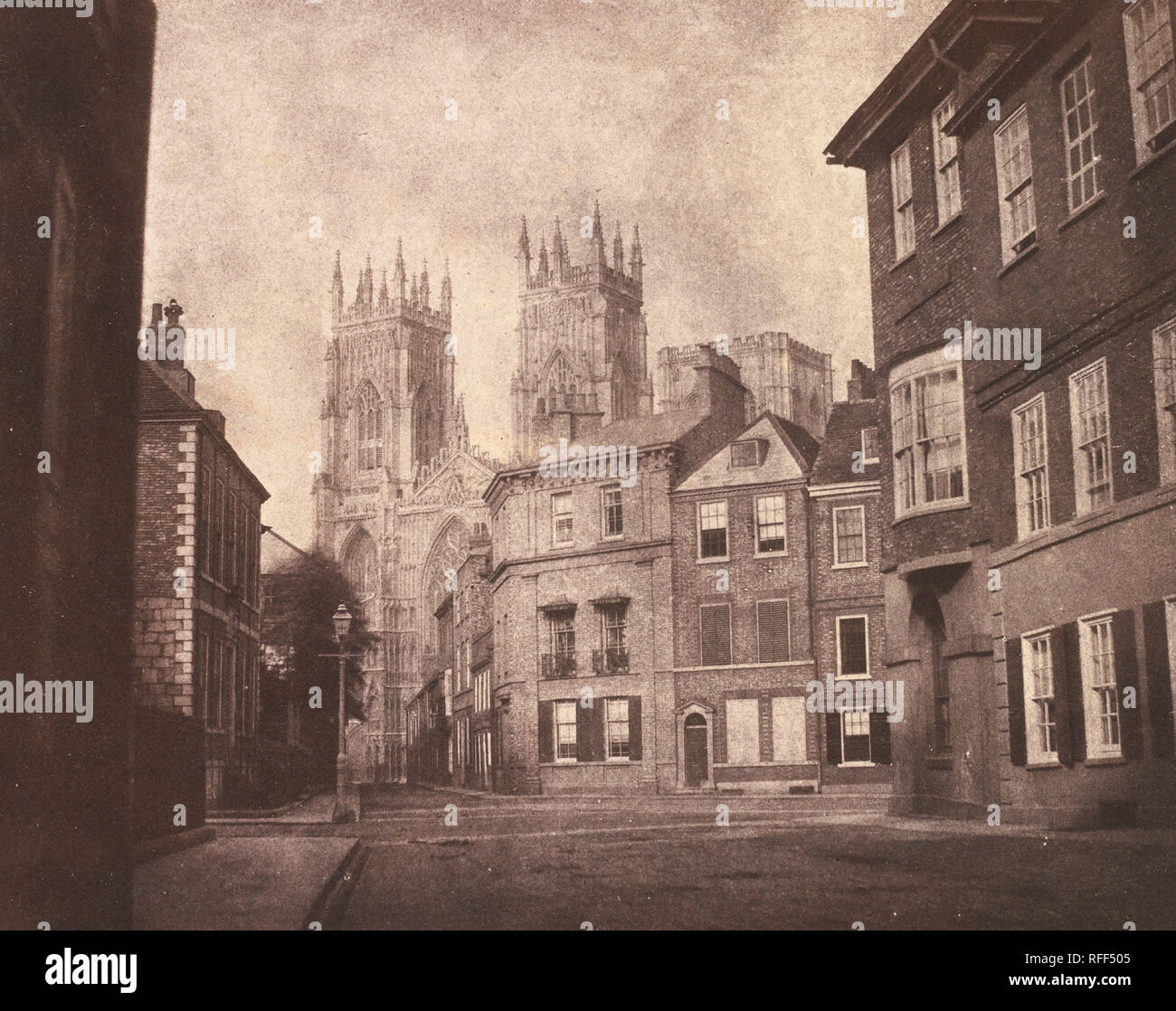 Una scena di York: York Minster da Lop Lane. Data: 1845. Dimensioni: IMMAGINE: 16,2 x 20,4 cm (6 3/8 x 8 1/16 in.) foglio: 18,7 x 22,7 cm (7 3/8 x 8 15/16 in.). Medium: salati di stampa della carta. Museo: National Gallery of Art di Washington DC. Autore: William Henry Fox Talbot. TALBOT, William Henry Fox. Foto Stock