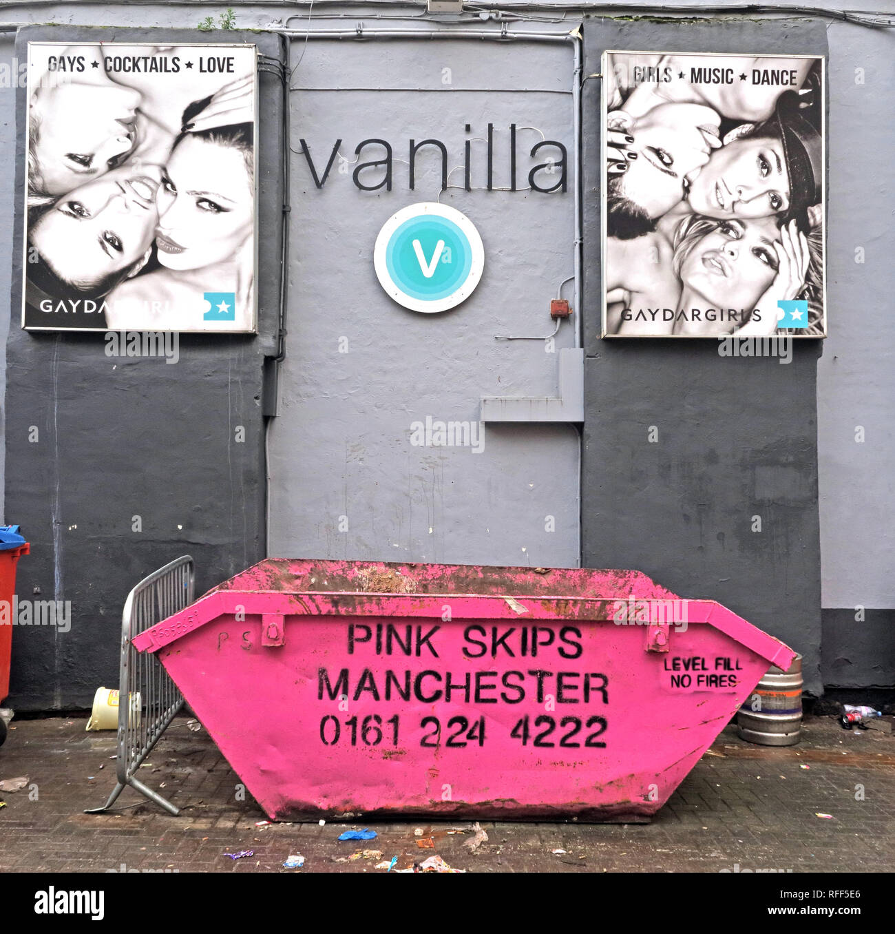 Rosa saltare, al di fuori di vaniglia nightclub di Canal Street, Manchester il Villaggio Gay, Lancs, England, Regno Unito Foto Stock