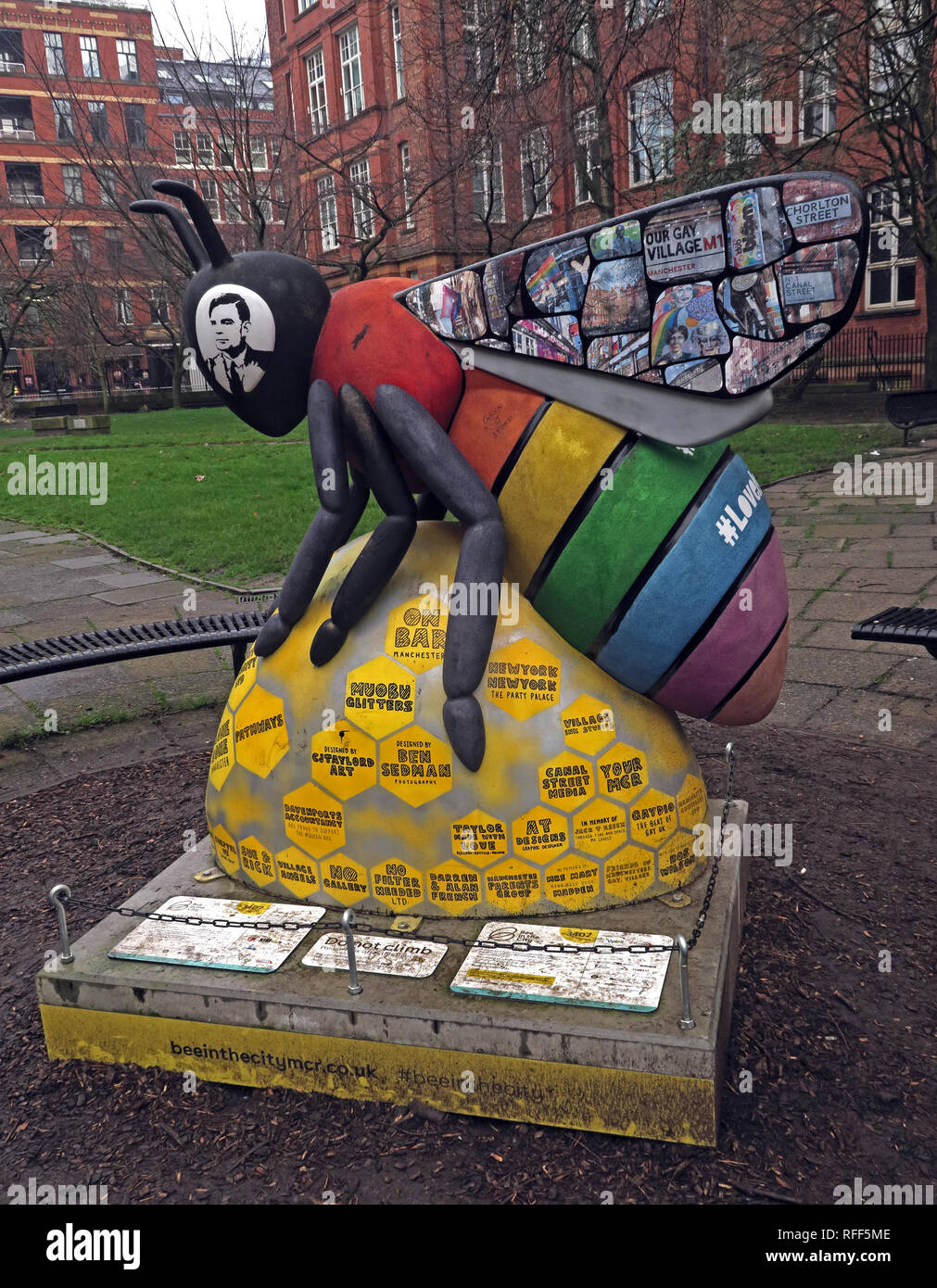 Bee in città - Sackville giardini caratterizzati da Alan Turing, Villaggio Gay, Canal St, Manchester, Lancashire, Inghilterra, Regno Unito Foto Stock