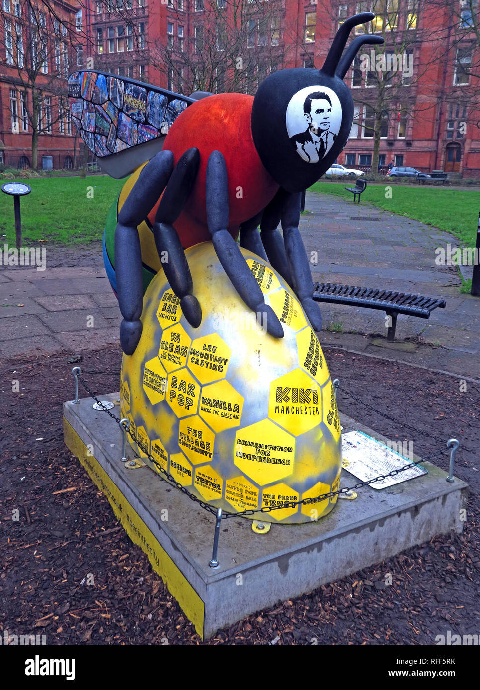 Bee in città - Sackville giardini caratterizzati da Alan Turing, Villaggio Gay, Canal St, Manchester, Lancashire, Inghilterra, Regno Unito Foto Stock