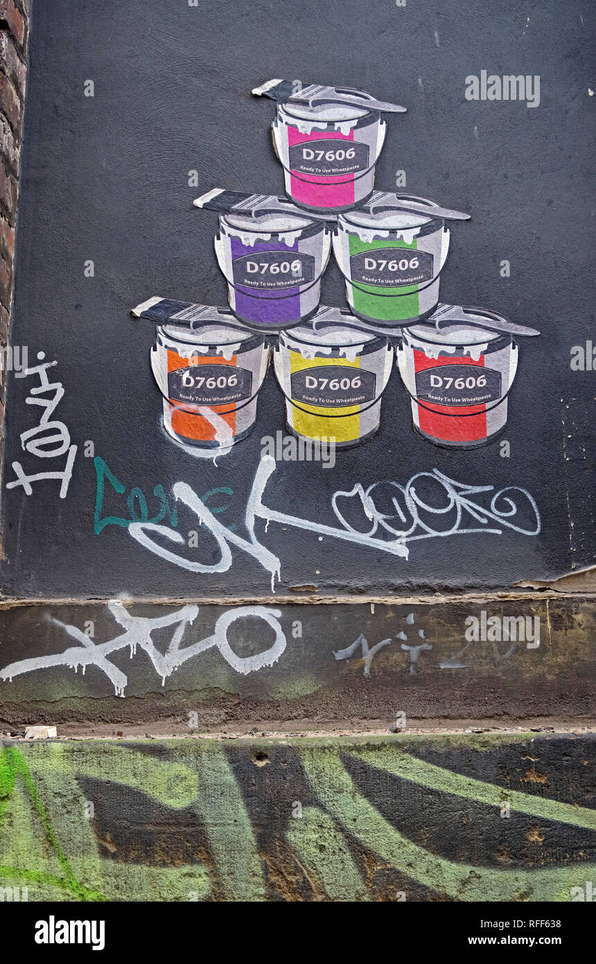 Barattoli di vernice da artista D7606 in vari colori, pronto per l'uso Wheatpaste, pop-art, Northern Quarter, Manchester, Inghilterra, Regno Unito Foto Stock