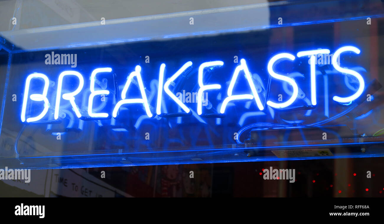 Colazioni blu insegna al neon, oldham street cafe central Manchester, Northern Quarter, England, Regno Unito Foto Stock