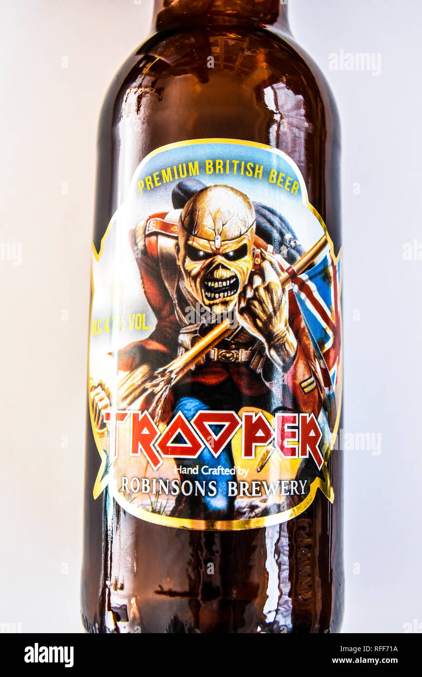 Trooper bottiglia di birra. Birreria Robinsons Iron Maiden premium britannici di birra. Bottiglia in vetro marrone. Derek Riggs Eddie carattere. Isolato su sfondo bianco Foto Stock
