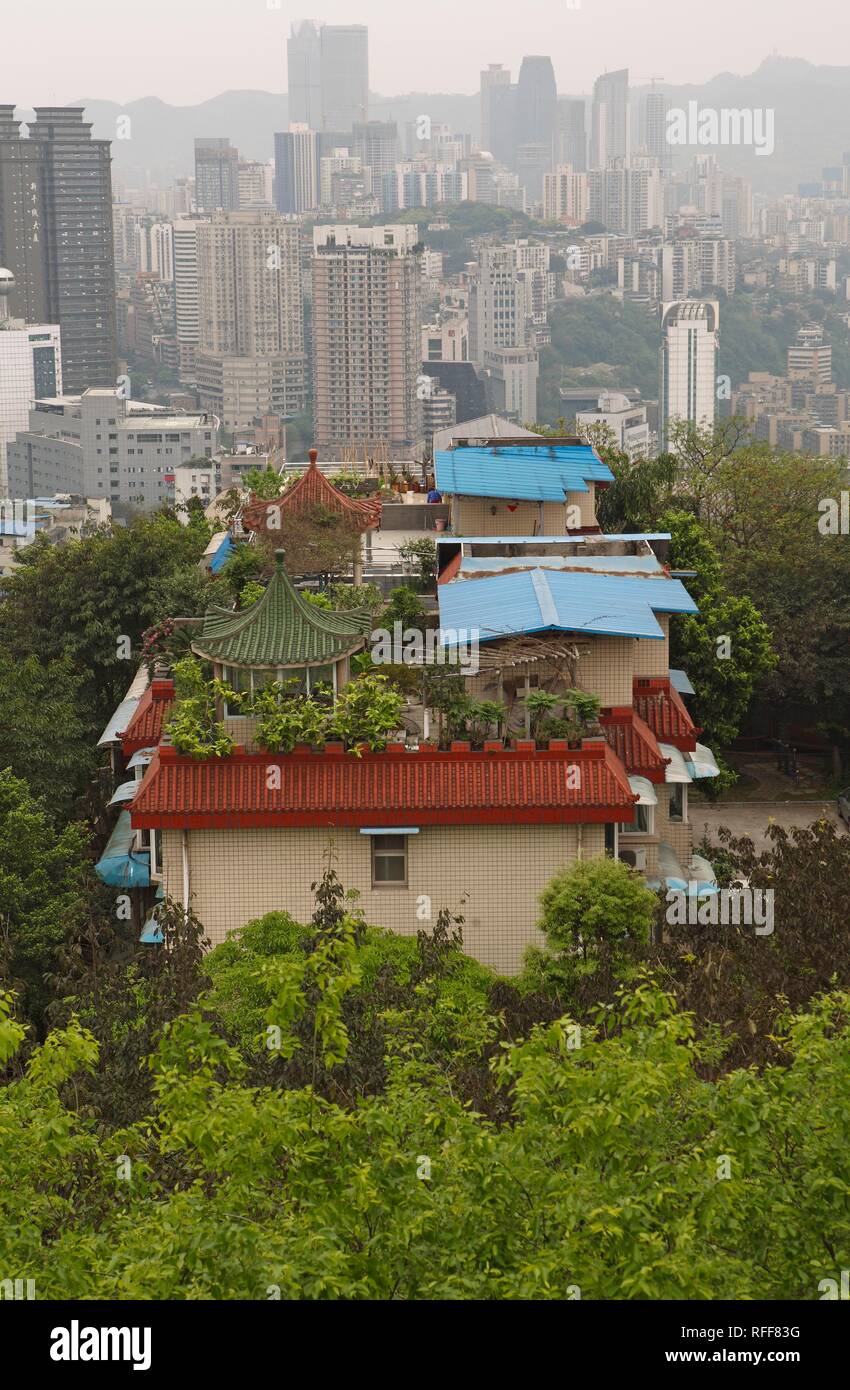 Case tradizionali di fronte di grattacieli, Chongqing, Provincia di Chongqing Cina Foto Stock