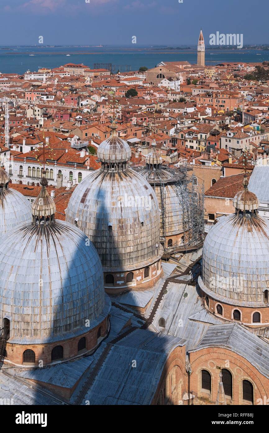 La Basilica di San Marco con cupole di stile romanico e gotico ornato e Bizantina dettagli architettonici più vecchio Rinascimento Foto Stock