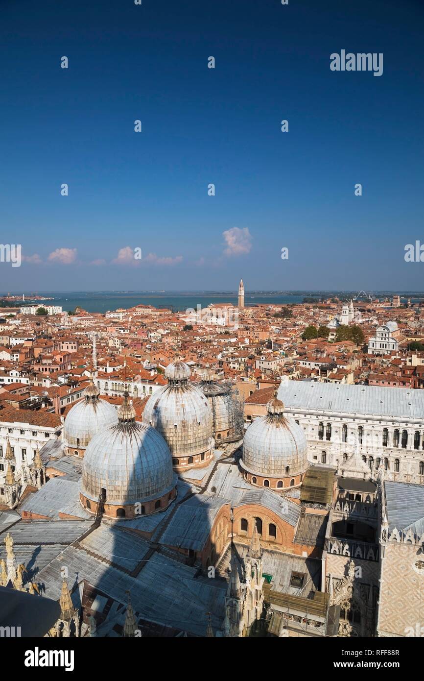 La Basilica di San Marco con cupole di stile romanico e gotico ornato e Bizantina dettagli architettonici più il Palazzo Ducale costruito nel Foto Stock