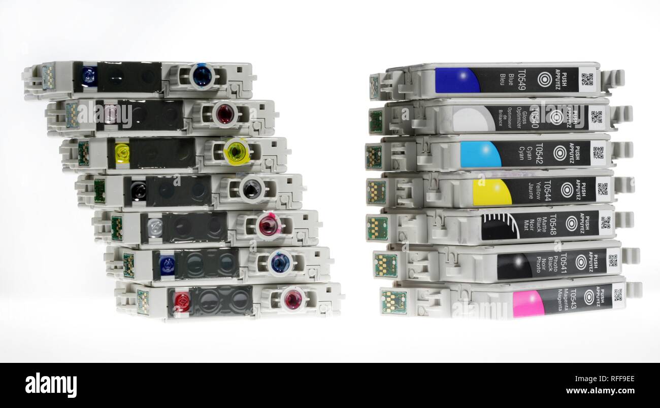Stampante a getto di inchiostro delle cartucce della stampante uno per ciascun colore. Microchip sulla cartuccia. Fotografia della stampante a getto di inchiostro Epson Foto Stock