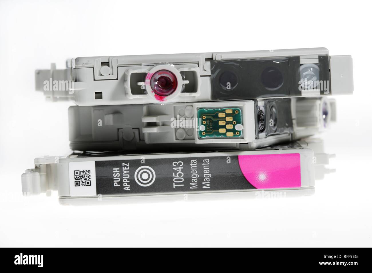 Stampante a getto di inchiostro delle cartucce della stampante uno per ciascun colore. Microchip sulla cartuccia. Fotografia della stampante a getto di inchiostro Epson Foto Stock