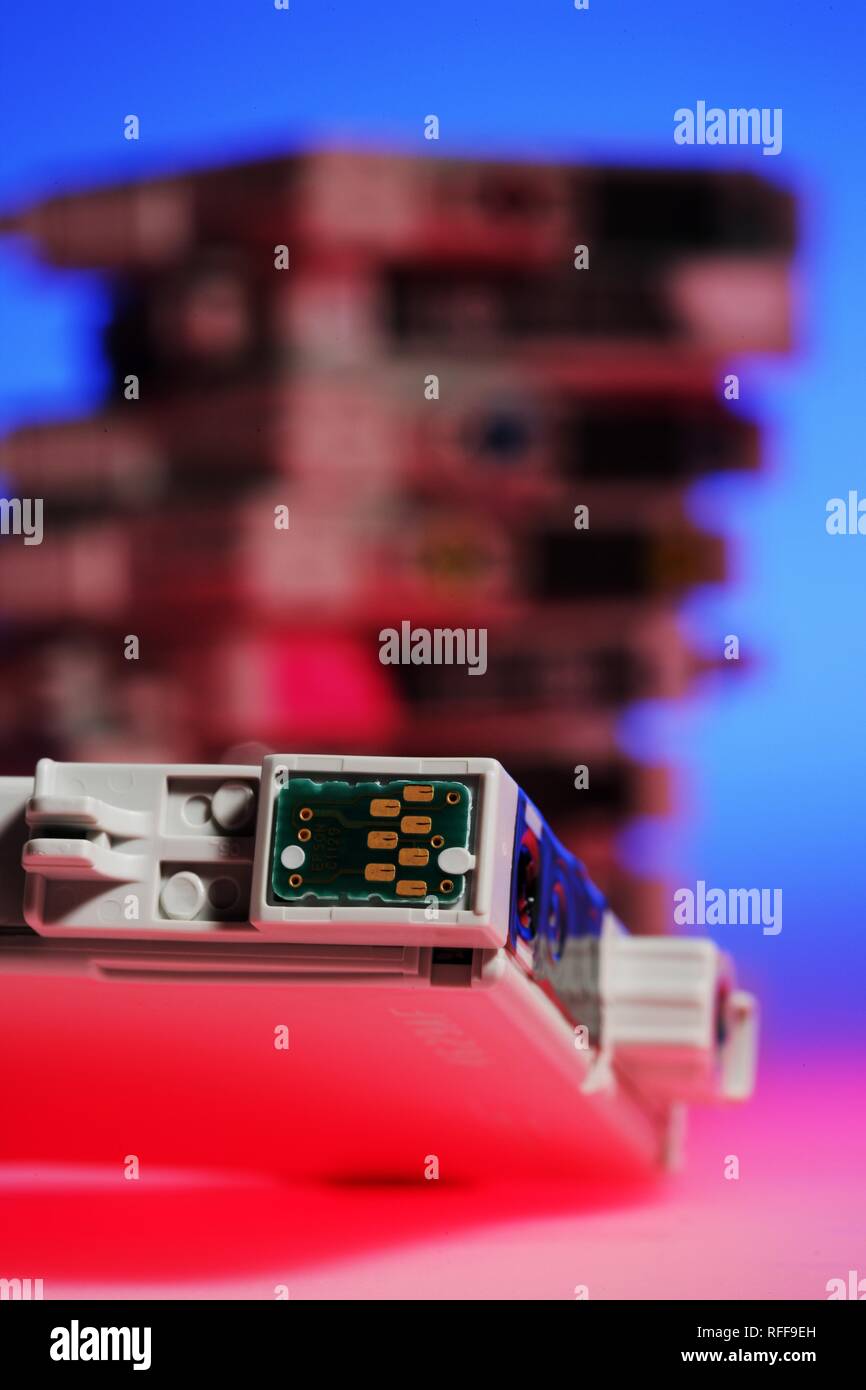Stampante a getto di inchiostro delle cartucce della stampante uno per ciascun colore. Microchip sulla cartuccia. Fotografia della stampante a getto di inchiostro Epson Foto Stock