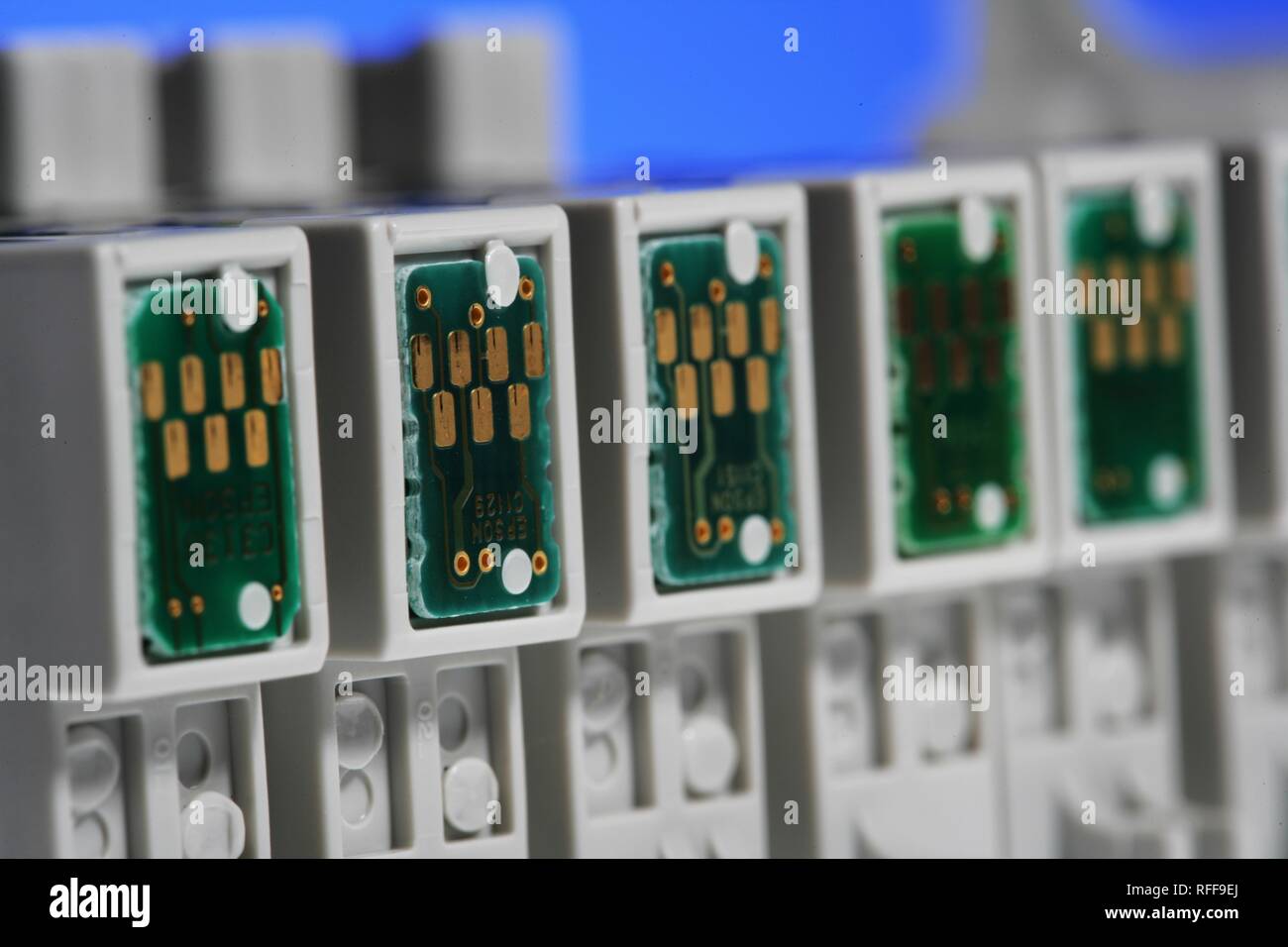 Stampante a getto di inchiostro delle cartucce della stampante uno per ciascun colore. Microchip sulla cartuccia. Fotografia della stampante a getto di inchiostro Epson Foto Stock