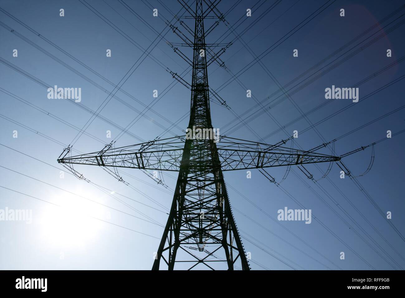 DEU Germania Voerde : le linee elettriche di alimentazione power poli. Cavo ad alta tensione. | Foto Stock