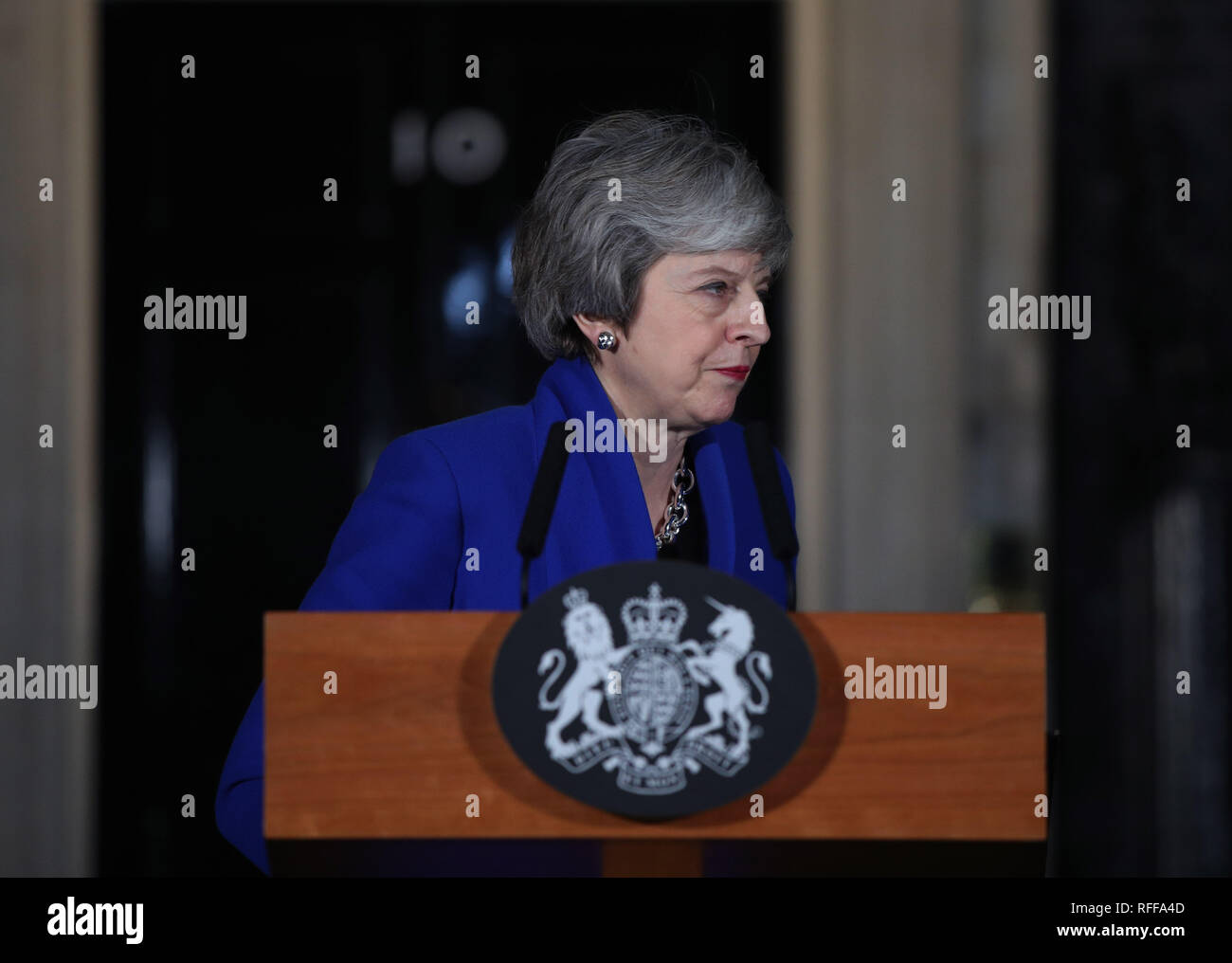 Il primo ministro Theresa Maggio parlando al di fuori 10 di Downing Street a Londra dopo la MPs ha respinto la manodopera la mozione di sfiducia da 325 voti a 306. Foto Stock