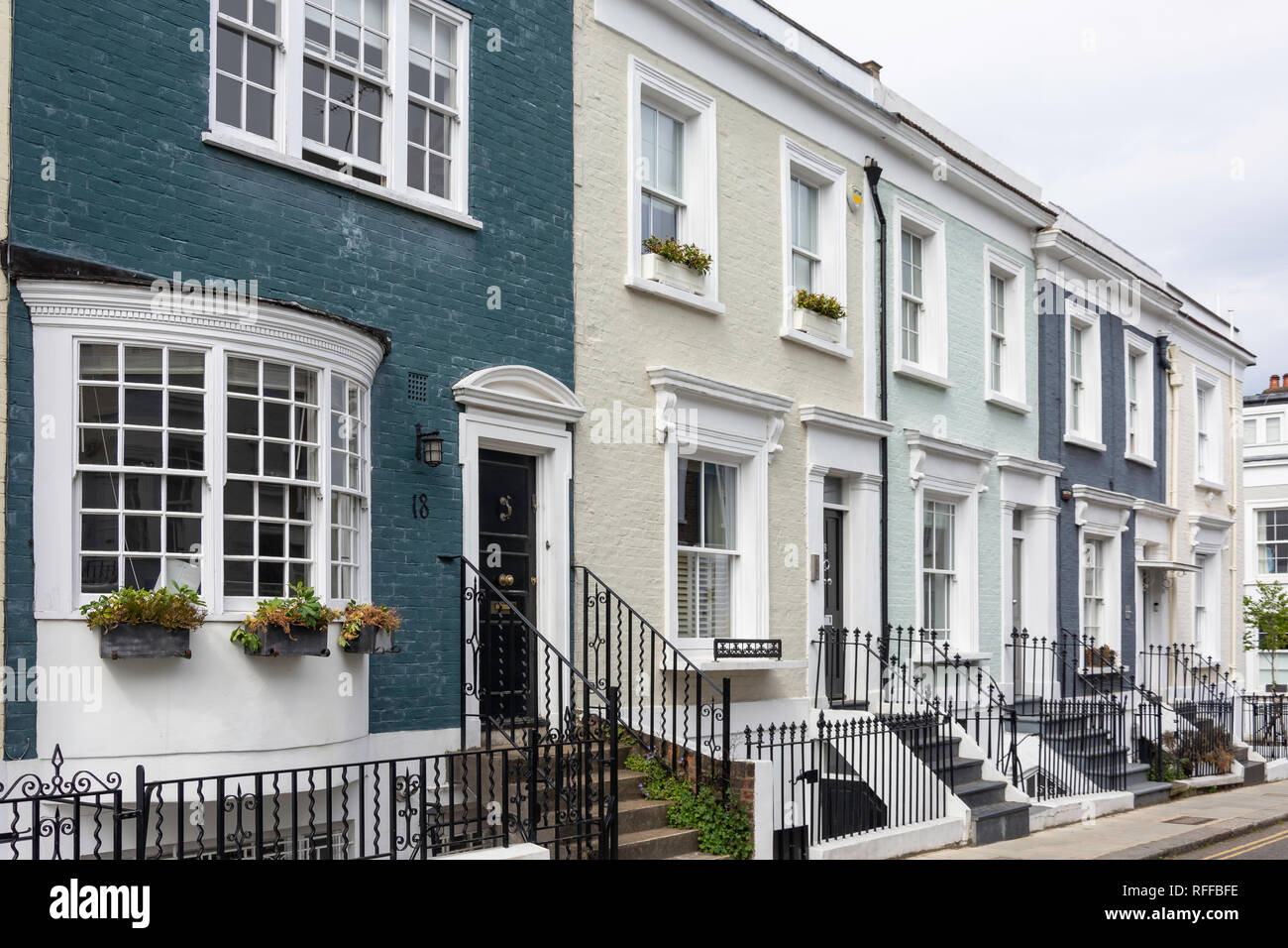 Colorate case a schiera, Hillgate Place, Kensington, London Borough di Kensington e Chelsea, Greater London, England, Regno Unito Foto Stock