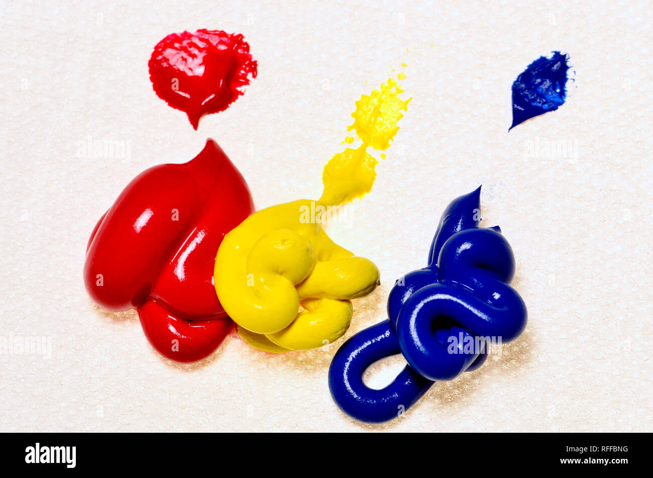 Colori primari - acquerello pitture su tela. Rosso, giallo, blu Foto Stock