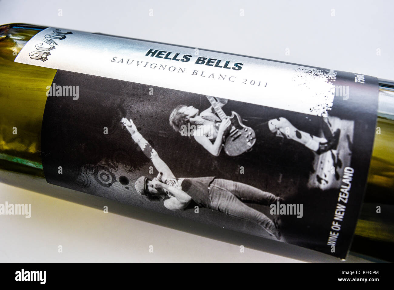 AC/DC Hells Bells Sauvignon Blanc 2011 bottiglie di vino. Vino della Nuova Zelanda. Verde bottiglia di vino Foto Stock
