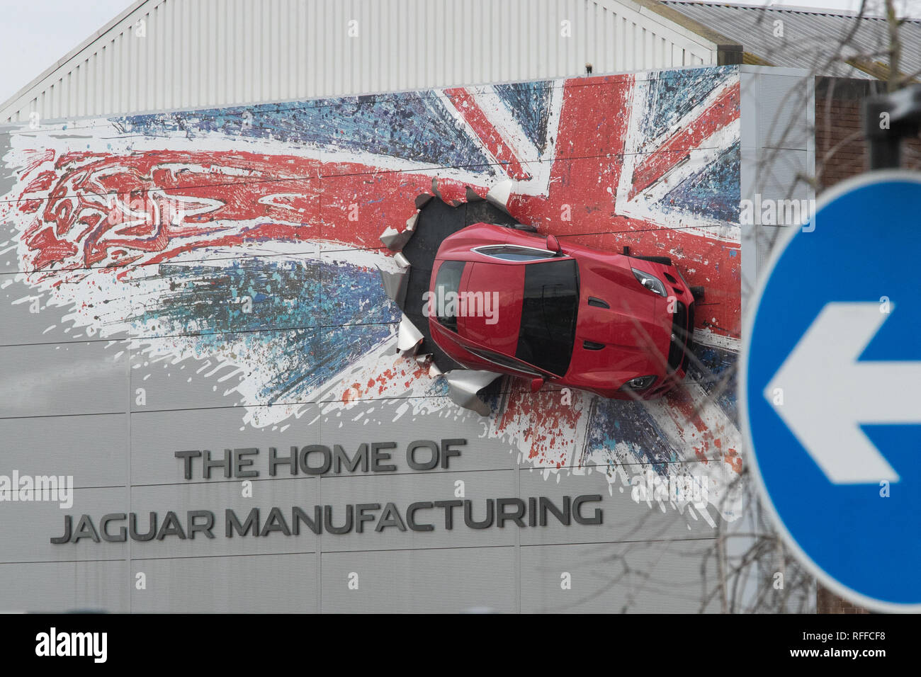 Una macchina montata su una parete della Jaguar di Castle Bromwich manufacturing facility in Birmingham West Midlands. Foto Stock