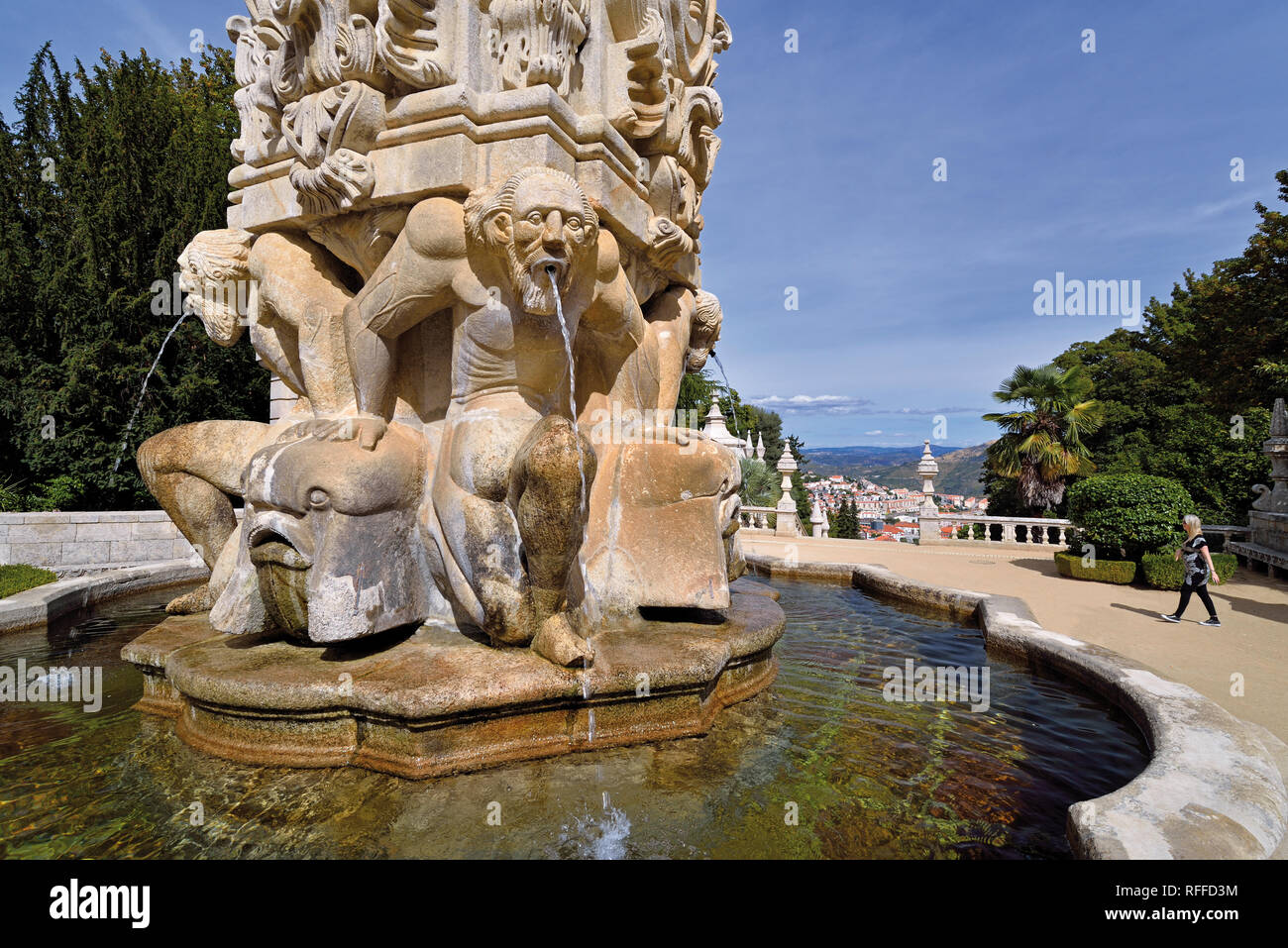 Fontana con figure mitologiche come parte della scalinata Santuario di Nossa Senhora dos Remedios in Lamego Foto Stock