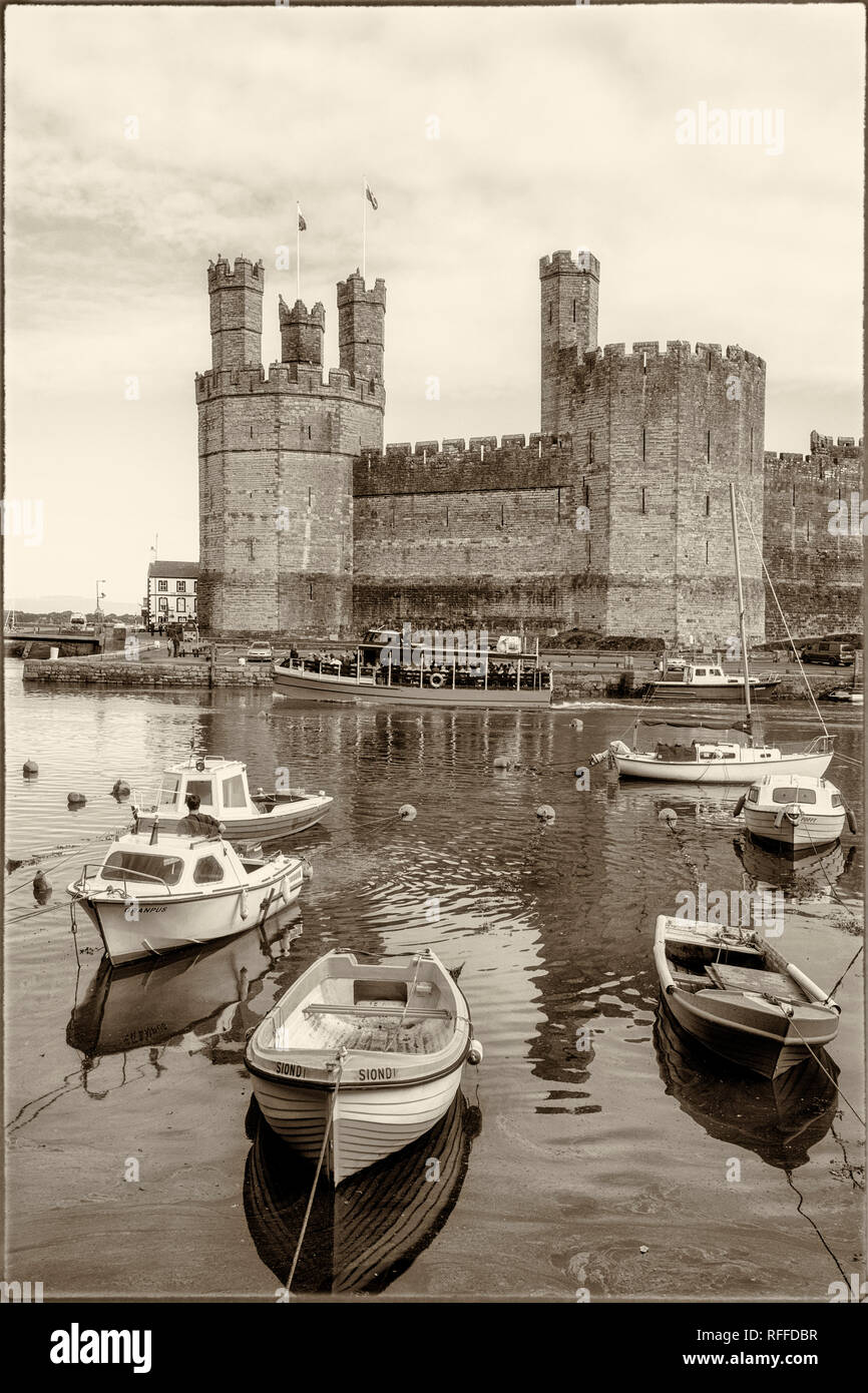 Caernarfon o Carnarvon o Caernarvon, Gwynedd, Wales, Regno Unito. Caernarfon Castle che si vede attraverso il Fiume Seiont. Essa è parte dell'UNESCO Giornate mondiali Foto Stock