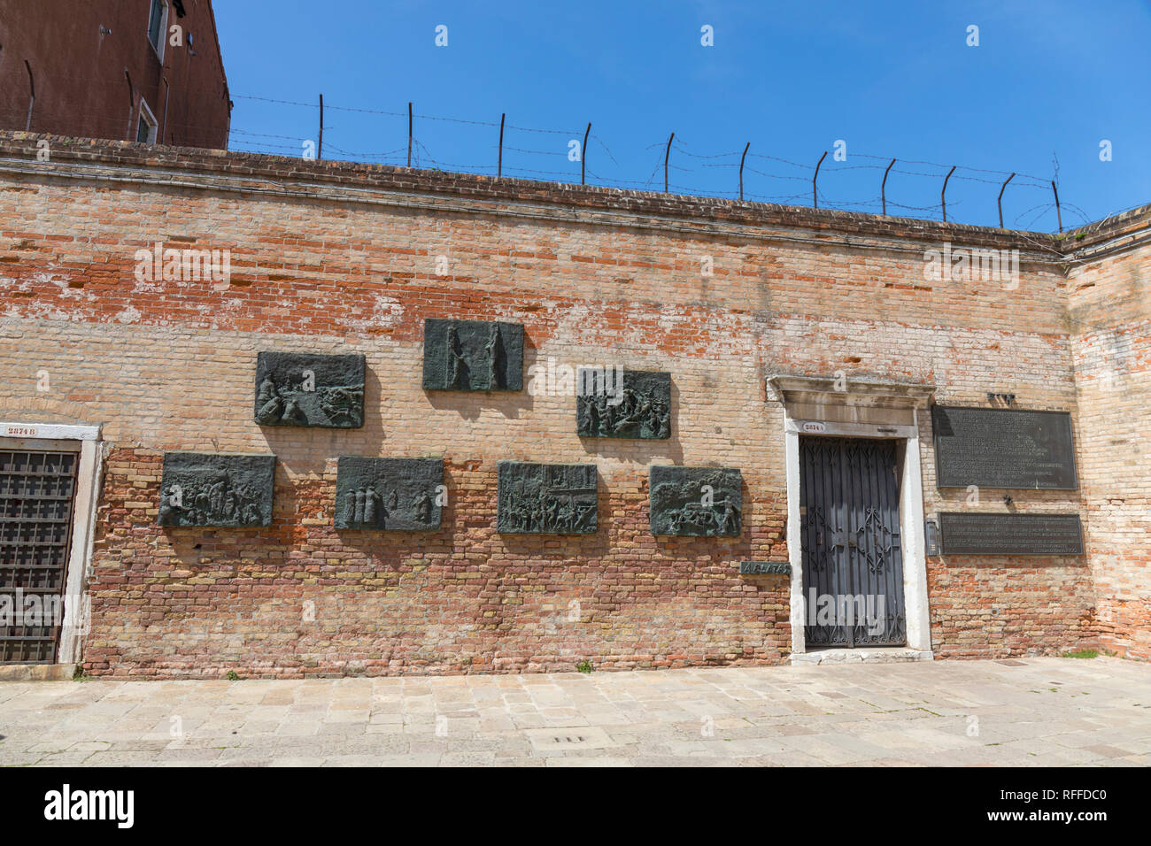 La deportazione Memorial nel campo di Ghetto Nuovo, Venezia, Italia. Il memorial, opera dello scultore Arbit Blatas che ha perso la sua madre durante la holo Foto Stock
