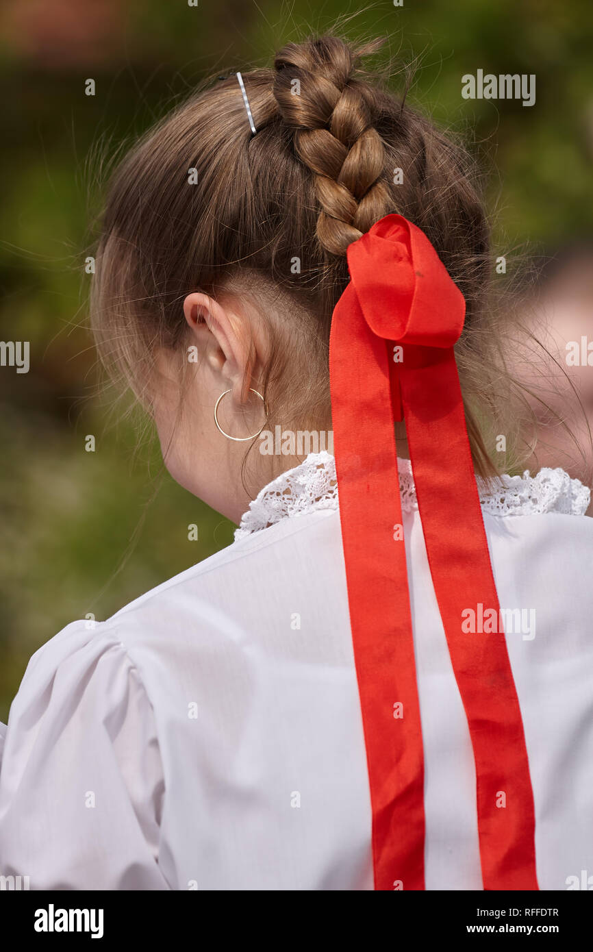 Giovane ballerina in un festival nel tradizionale costume ungherese Foto Stock