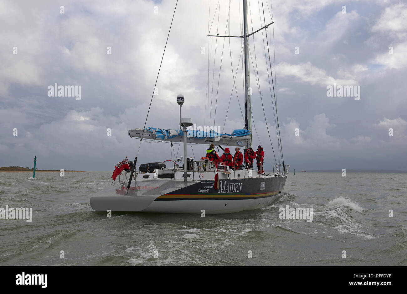 Tracy Edwards' yacht Maiden, su cui lei a condurre il primo tutti-girl equipaggio nel 1989 Whitbread, lasciando il Hamble all inizio del suo 2018 world tour Foto Stock