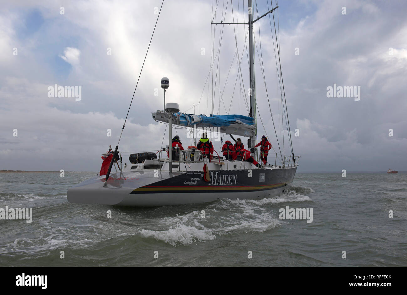 Tracy Edwards' yacht Maiden, su cui lei a condurre il primo tutti-girl equipaggio nel 1989 Whitbread, lasciando il Hamble all inizio del suo 2018 world tour Foto Stock