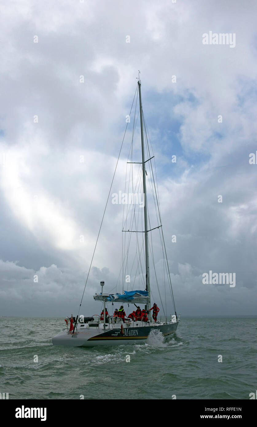 Tracy Edwards' yacht Maiden, su cui lei a condurre il primo tutti-girl equipaggio nel 1989 Whitbread, lasciando il Hamble all inizio del suo 2018 world tour Foto Stock