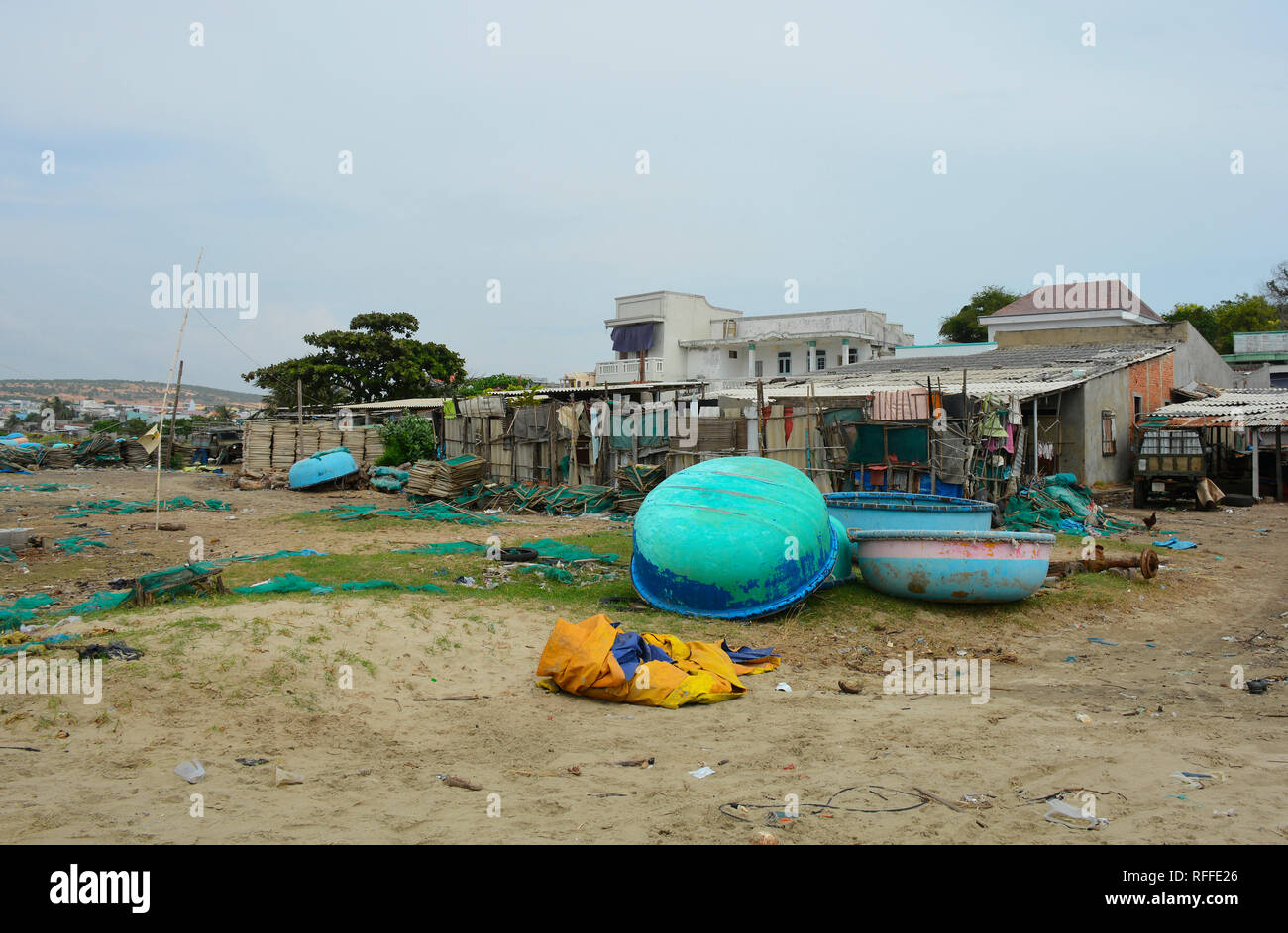 Mui Ne, Vietnam - 27 dicembre 2017. Case e tradizionale appuntamento di barche da pesca a Mui Ne villaggio di pescatori. Pur essendo una grande attrazione turistica in Foto Stock