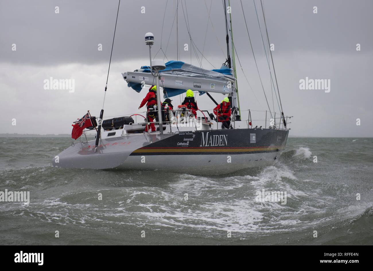 Tracy Edwards' yacht Maiden, su cui lei a condurre il primo tutti-girl equipaggio nel 1989 Whitbread, lasciando il Hamble all inizio del suo 2018 world tour Foto Stock