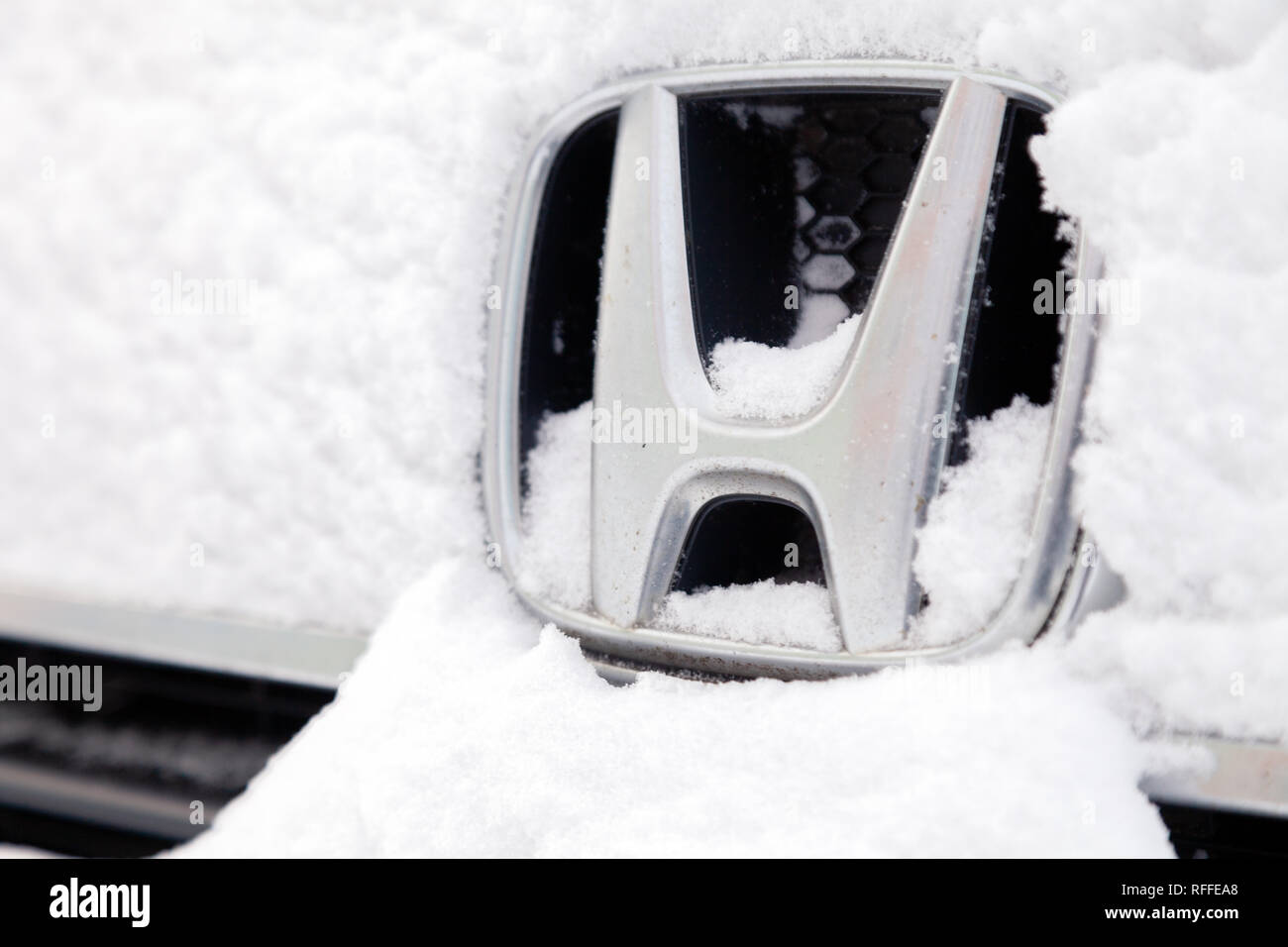 La Russia Kemerovo 2018-12-23 closeup emblema in metallo icona del marchio Honda Stepwgn sorge ricoperta di neve soffice. Concetto del Nord siberiano meteo, Blizzard, Foto Stock