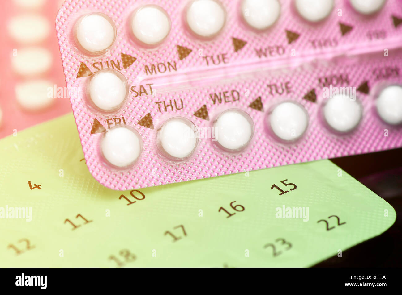 Pillola contraccettiva orale il concetto di istruzione su sfondo scuro. Foto Stock
