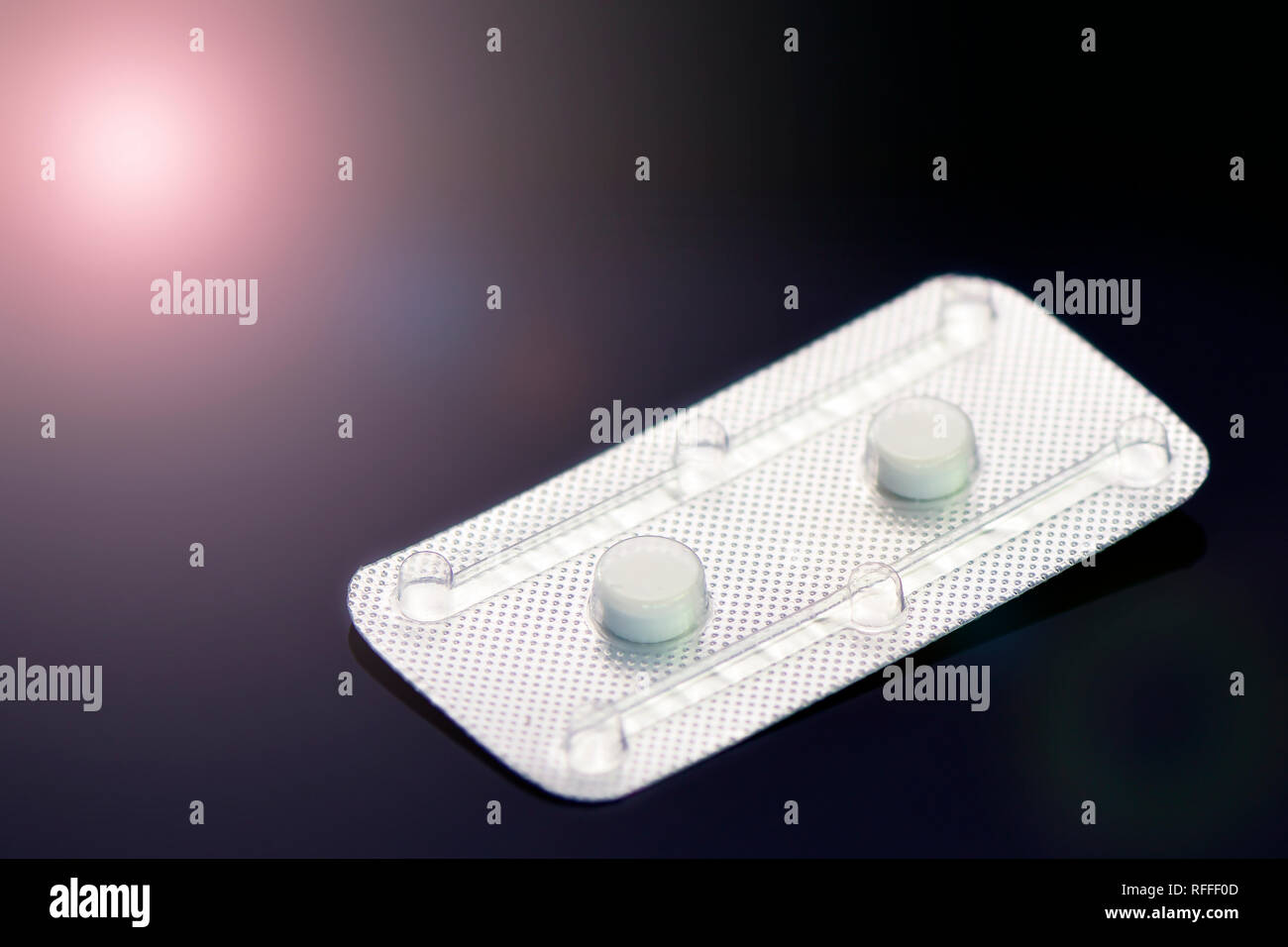 Contraccettivo di emergenza pillole, Morning-After pillole o post-coital pillole su sfondo scuro. Foto Stock
