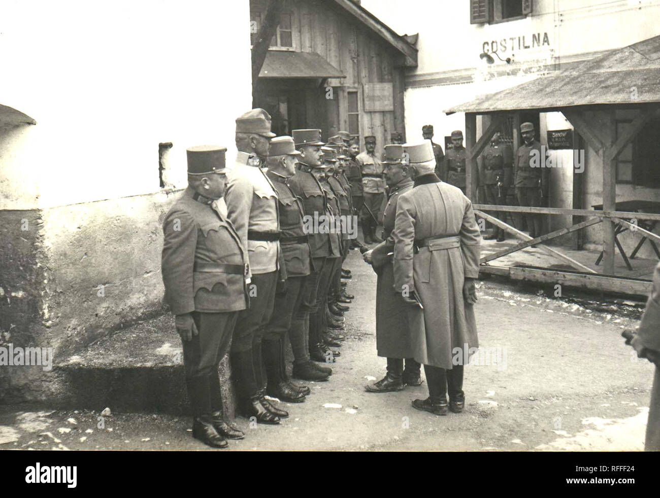 Il generale austro-ungarico Svetozar Borojevic di fronte al quartier generale del XV corpo dell'esercito austro-ungarico a Kneža in Baška grapa, Slovenia Foto Stock