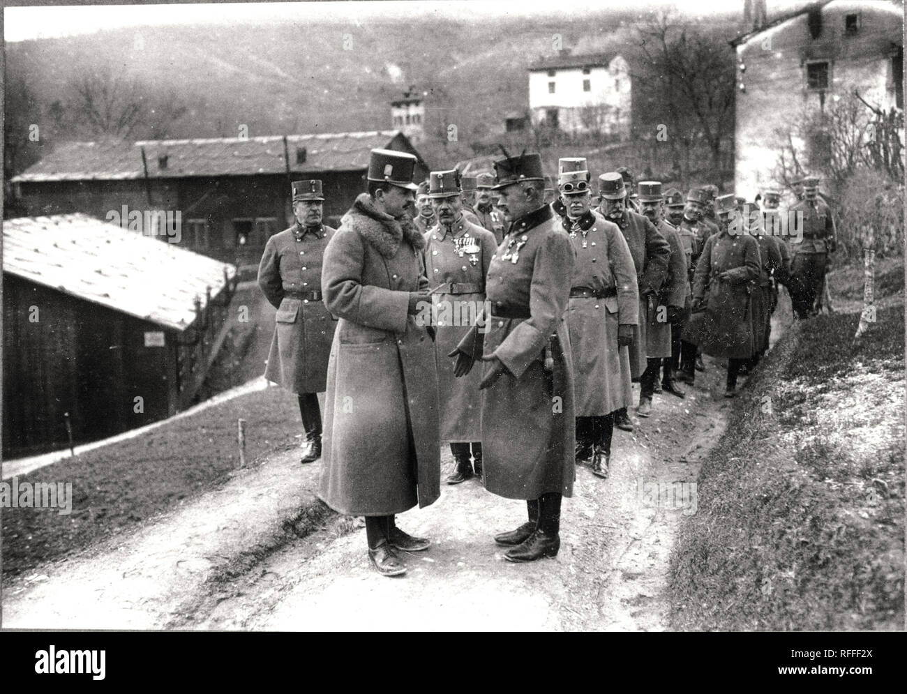 L'imperatore austro-ungarico Carlo i visitò le truppe austriache nella valle di Vipava. Il generale Svetozar Boroević è raffigurato sullo sfondo. Foto Stock