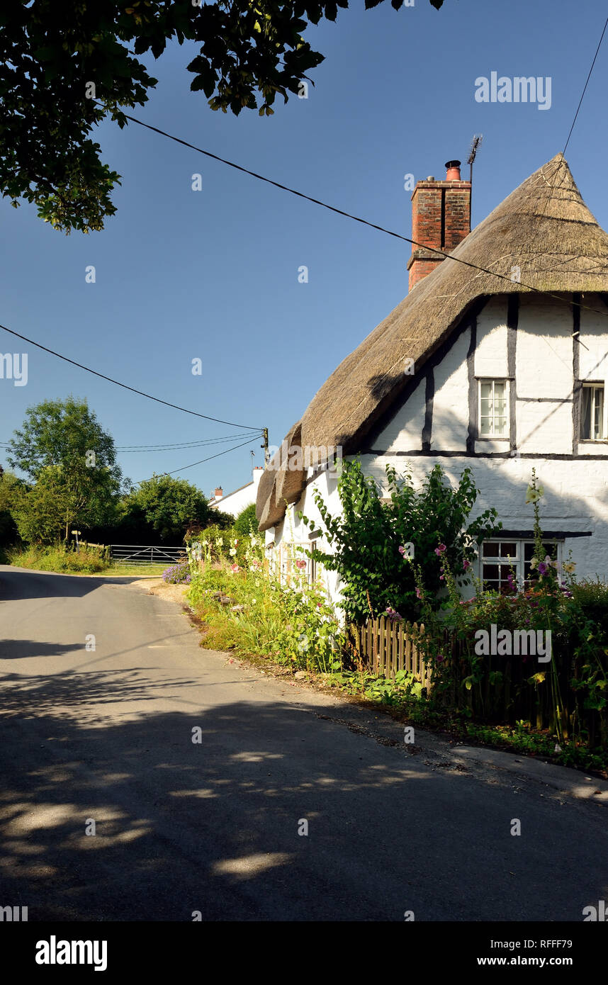 Strada cottage con il tetto di paglia nel Wiltshire villaggio di Clyffe Pypard. Foto Stock