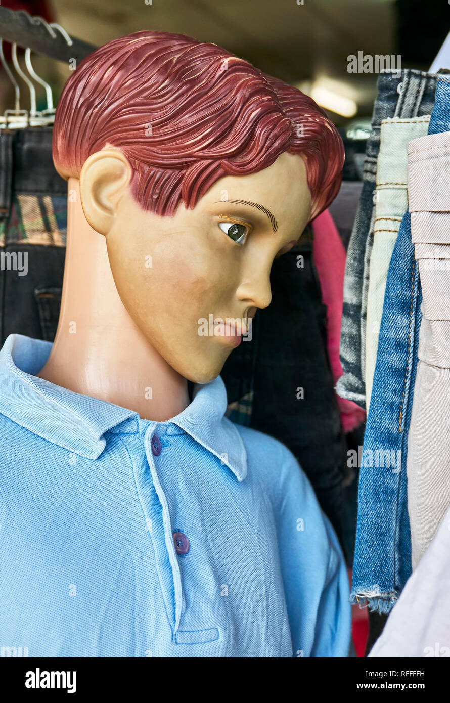 Giovane maschio cercando manichino, indossando un blu collare casual shirt, guardando abiti di seconda mano in vendita in Puerto Princesa, PALAWAN FILIPPINE Foto Stock