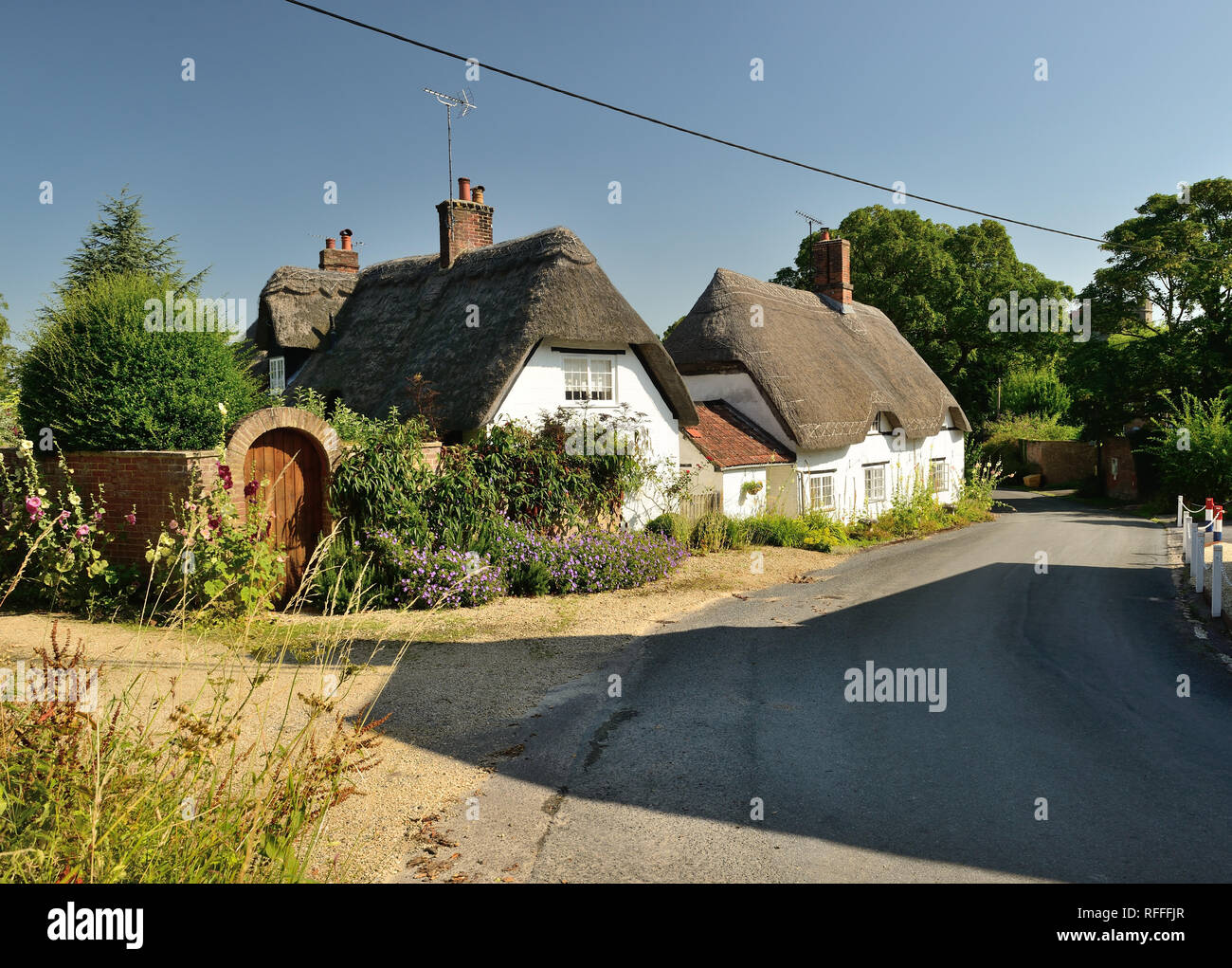 Strada cottage con il tetto di paglia nel Wiltshire villaggio di Clyffe Pypard. Foto Stock