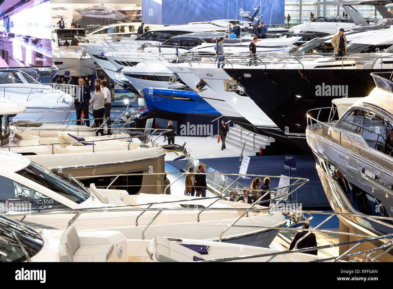 DUSSELDORF, Germania - 21 GEN 2019: i visitatori la visualizzazione di vari luxury yachts presentate durante il Boot Dusseldorf International Boat Show 2019. Foto Stock