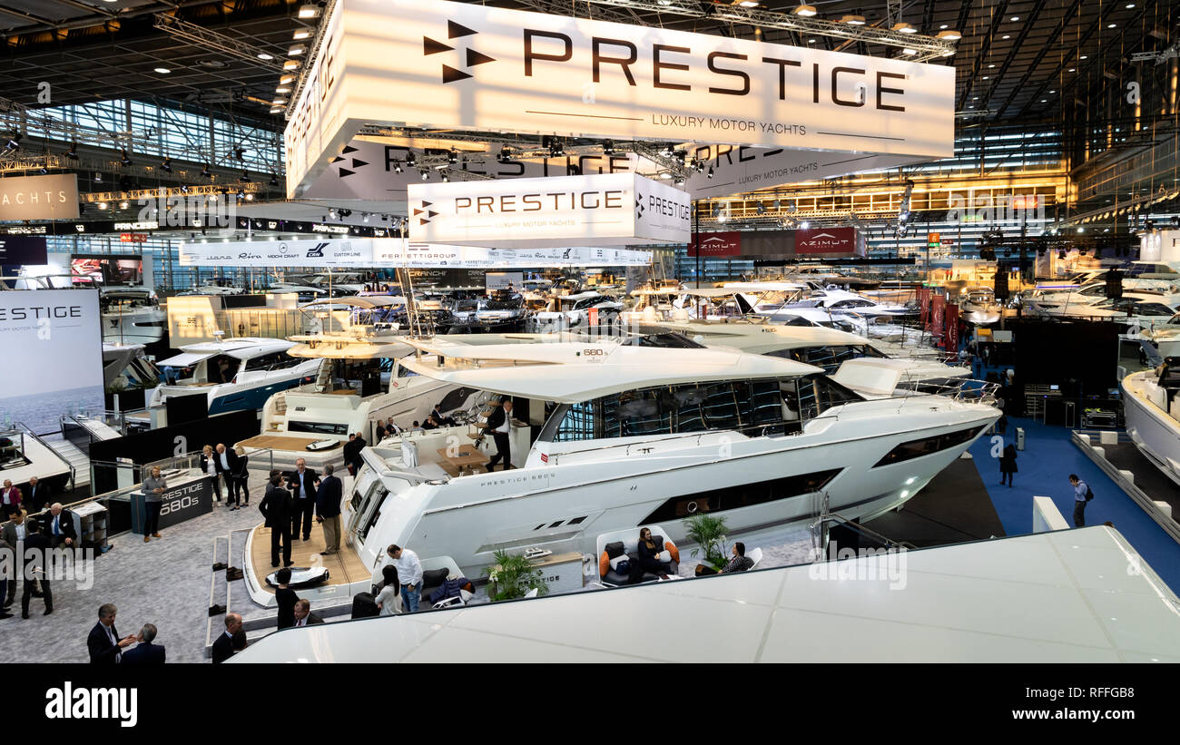 DUSSELDORF, Germania - 21 GEN 2019: i visitatori la visualizzazione di vari luxury yachts presentate durante il Boot Dusseldorf International Boat Show 2019. Foto Stock
