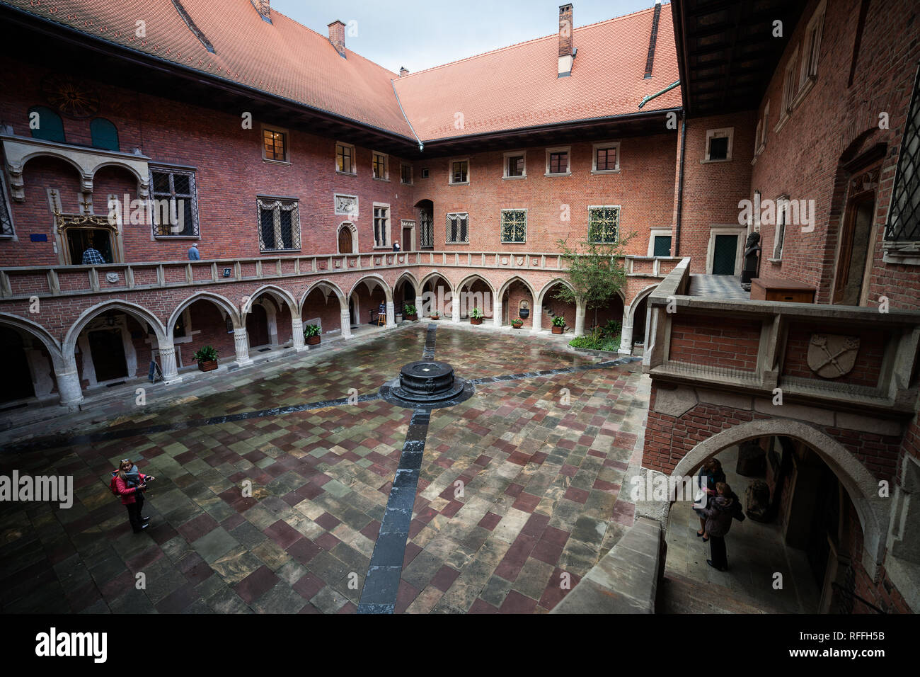 Collegium Maius cortile porticato con ben nella città di Cracovia in Polonia, la più antica costruzione dell'Università Jagellonica, xv secolo tardo gotici architetto Foto Stock