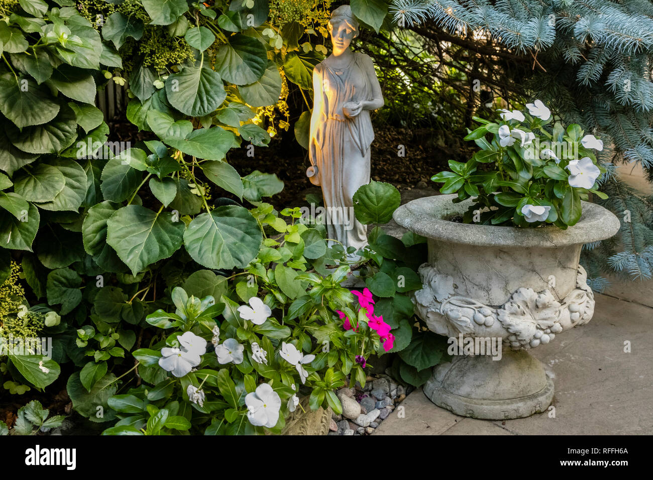 Dettagli giardino con calcestruzzo di pentola e statua Foto Stock